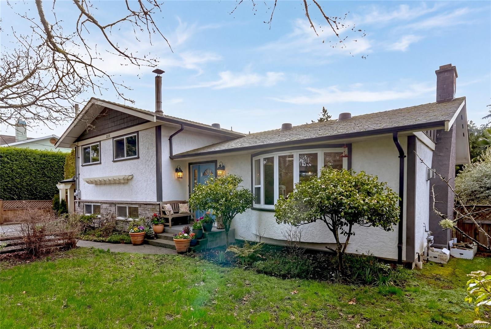 1117 Clarke Road, Central Saanich, BC, V8M 1E2
