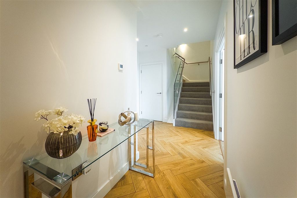 3 bed flat to rentElizabeth Tower M15 photo 5