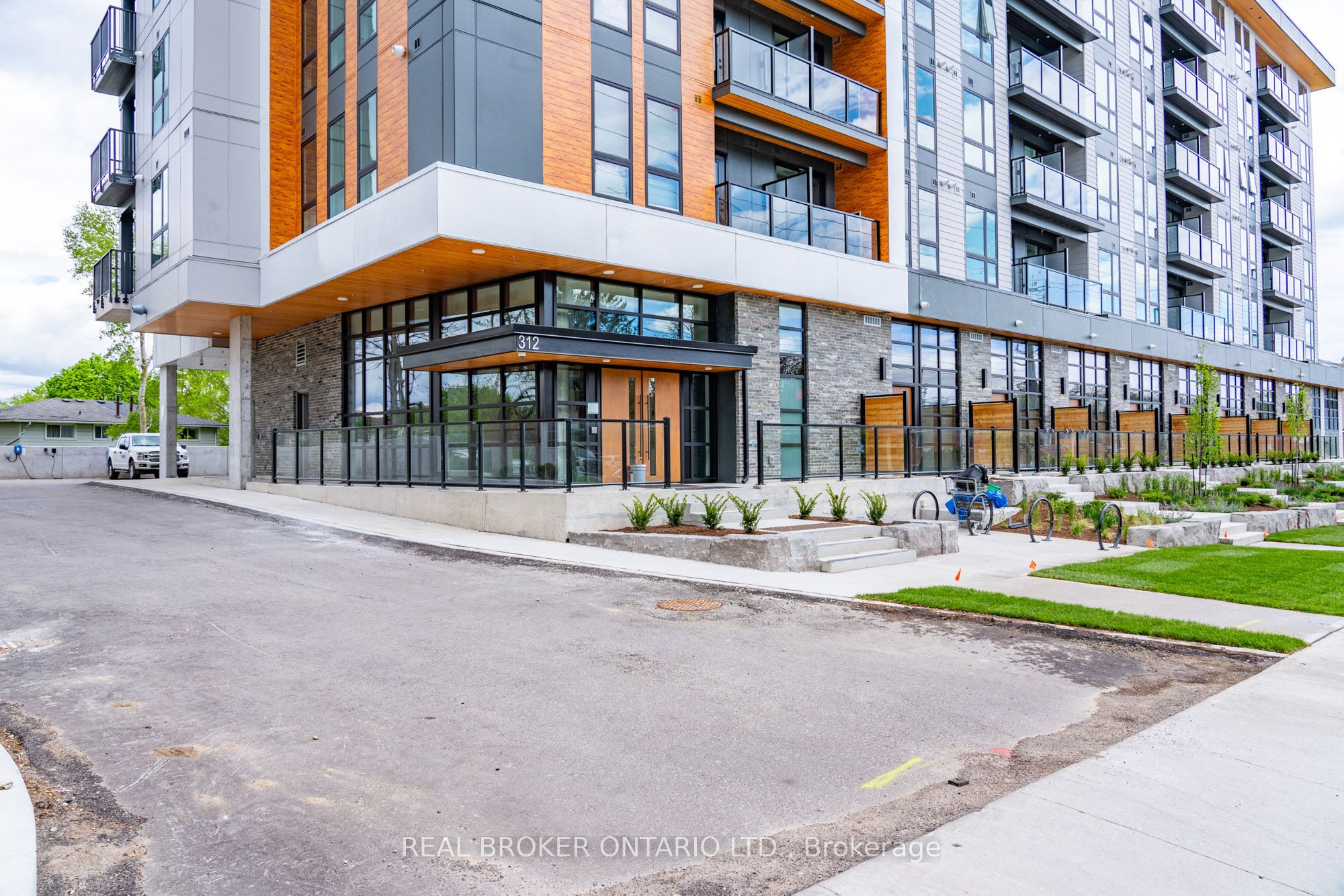 Additional image 4 of 310-312 Erb Street W, Waterloo, ON, N2L 1W3