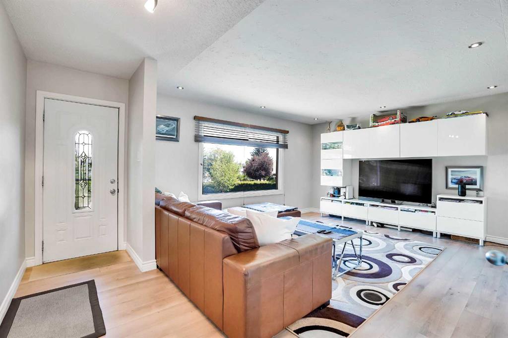 Additional image 4 of 52 Harrow Crescent SW, Calgary, AB, T2V 3A9