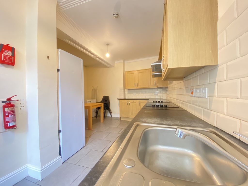 8 bed shared accommodation to rentQueens Square, Aberystwyth, Cardiganshire SY23 photo 5