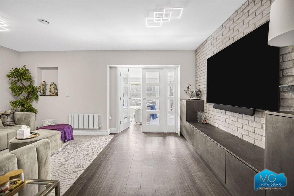 Additional image 25 of 4 bed semi-detached house to rentBunns Lane, Mill Hill, London NW7