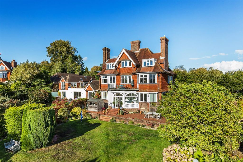 3 bed flat to rent23 Warwicks Bench, Guildford, Surrey GU1