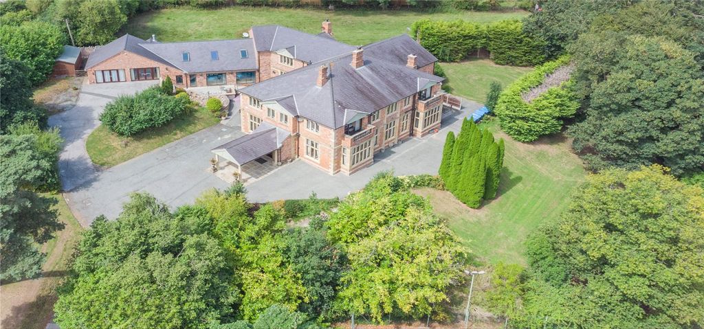 8 bed detached house for saleChester Street, St. Asaph, Denbighshire LL17