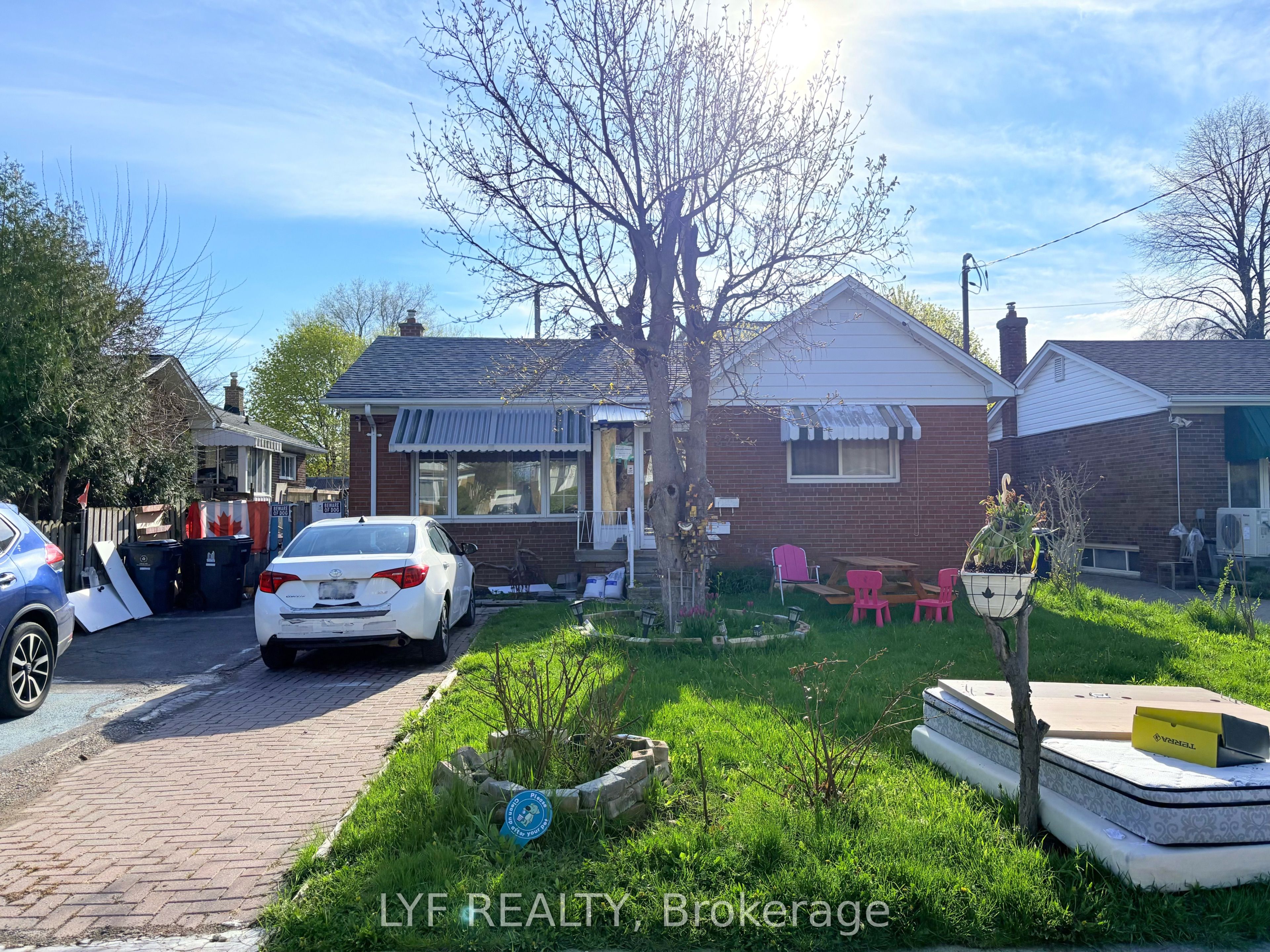 RM A-22 Ivordale Crescent, Toronto, ON, M1R 2W6