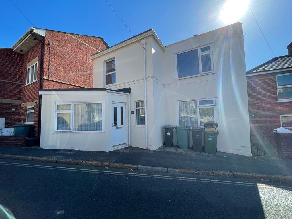 2 bed flat to rentWarwick Street, Ryde PO33