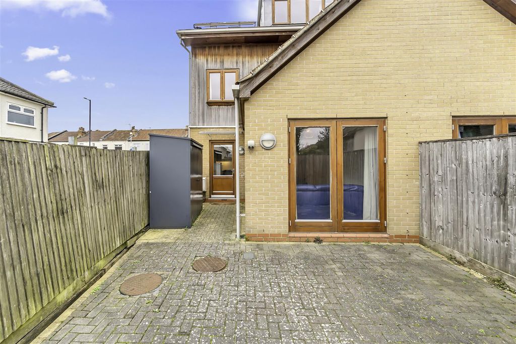 Additional image 24 of 5 bed property to rentSouthmead Road, Westbury-On-Trym, Bristol BS10