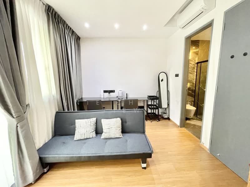 Kovan MRT spacious master bedroom with balcony! photo 2
