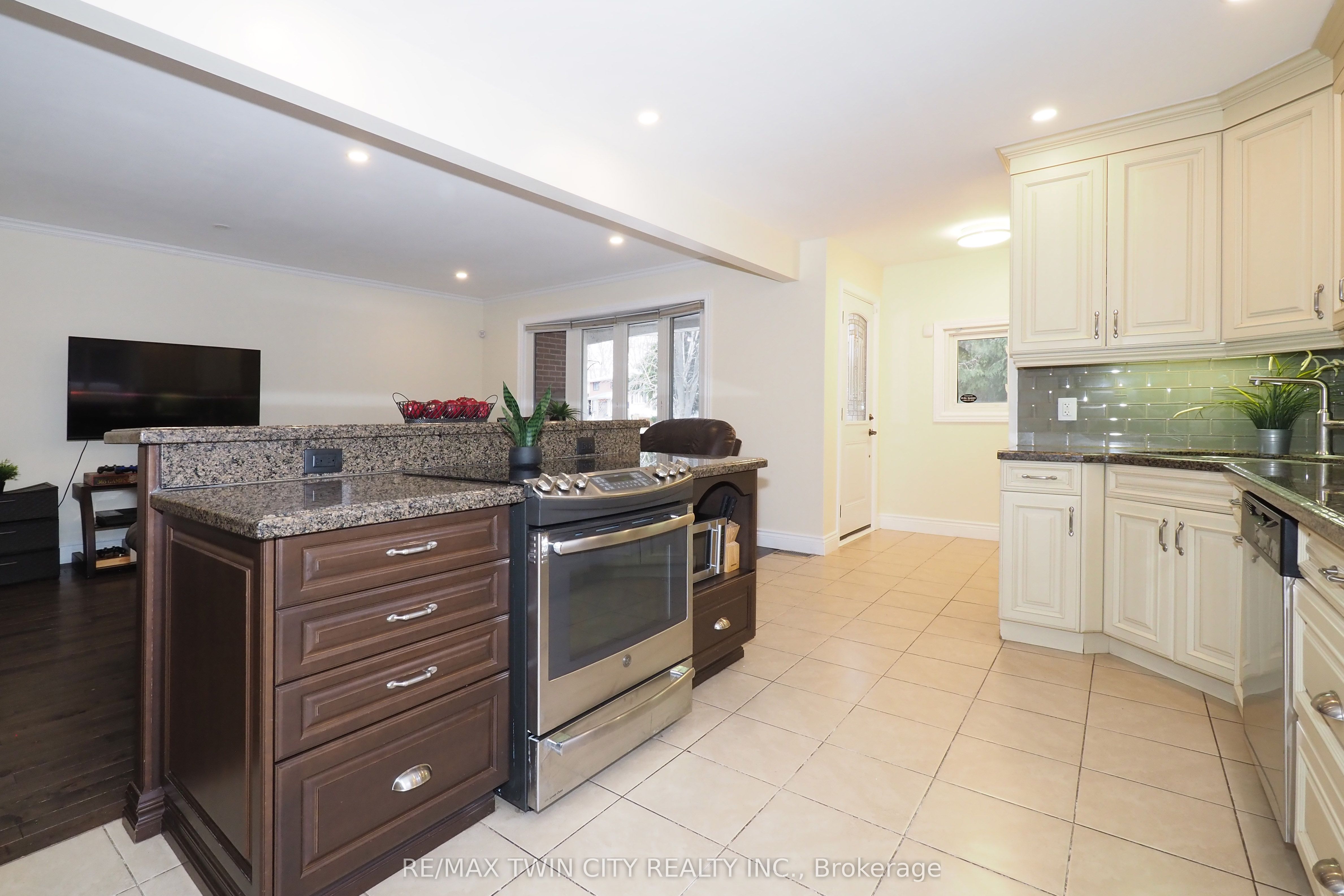 Additional image 3 of 163 Pinegrove Crescent, Waterloo, ON, N2L 4T9