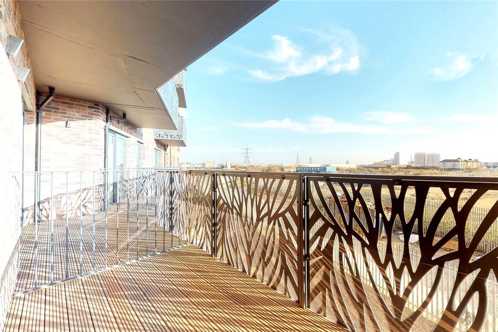 2 bed flat for saleCity View Point E14 photo 5