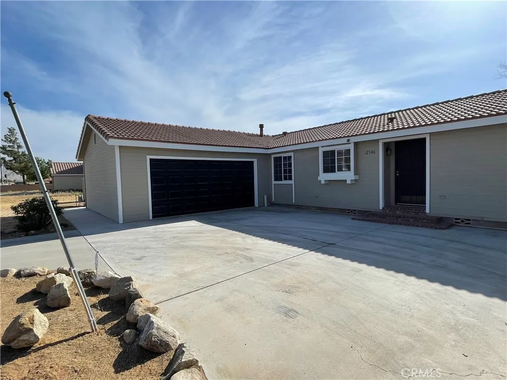 12546 Navajo Rd, Apple Valley, CA 92308