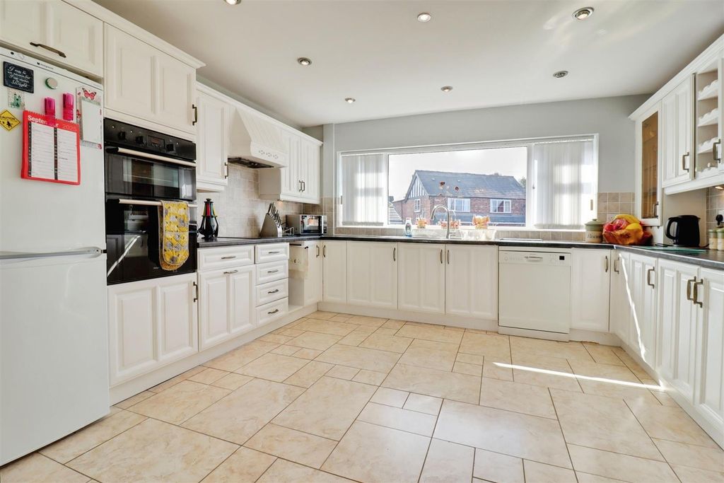 4 bed detached bungalow for saleThe Dingle, Haslington CW1 photo 4