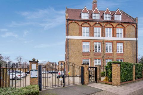 Este Road, Clapham Junction, London SW11