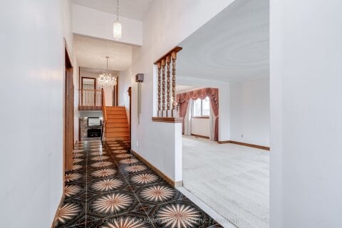 Additional image 8 of 704 Hillman Crescent, Mississauga, ON, L4Y 2J2