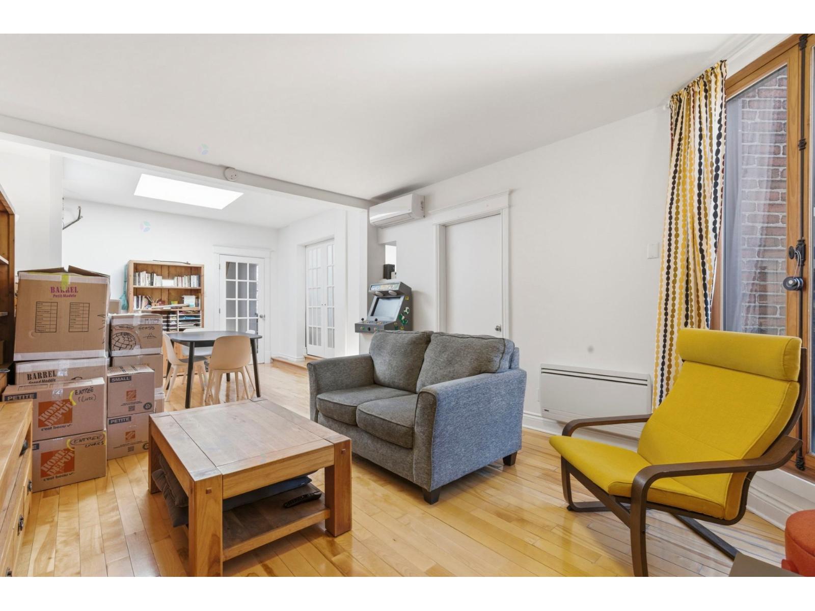 851 Av. McEachran