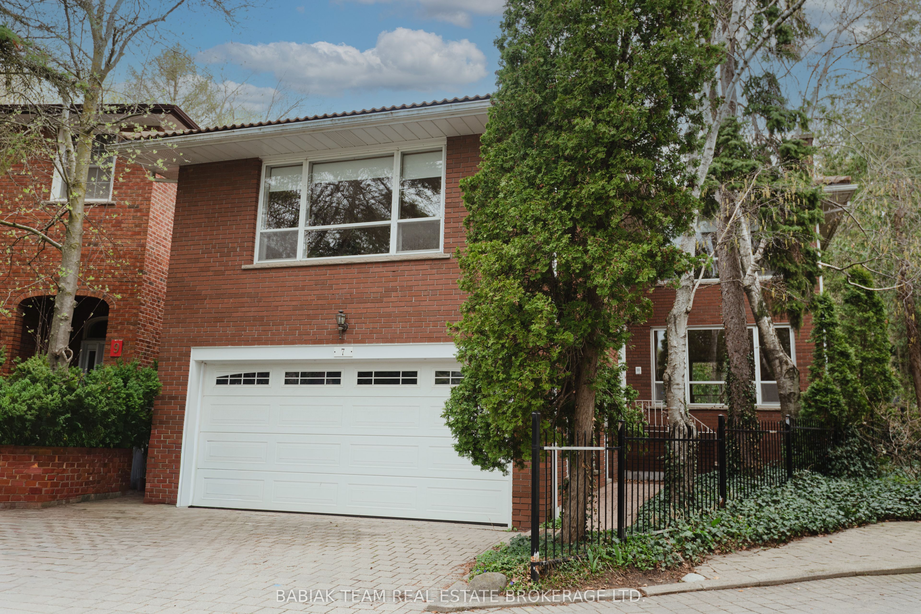 7 Innisfree Court, Toronto, ON, M6S 3N7