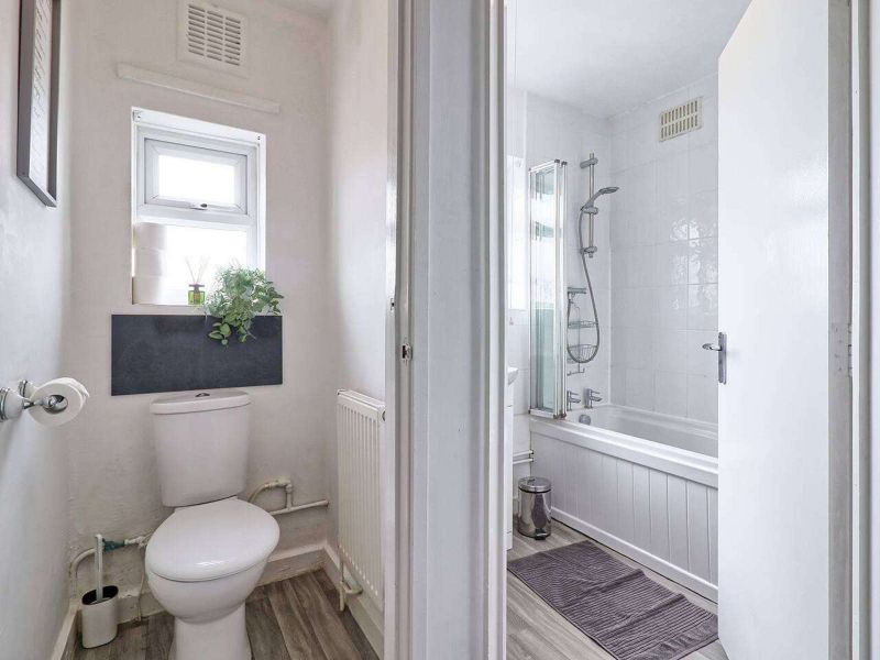 3 bed shared accommodation to rentHavering, UK RM12 photo 2