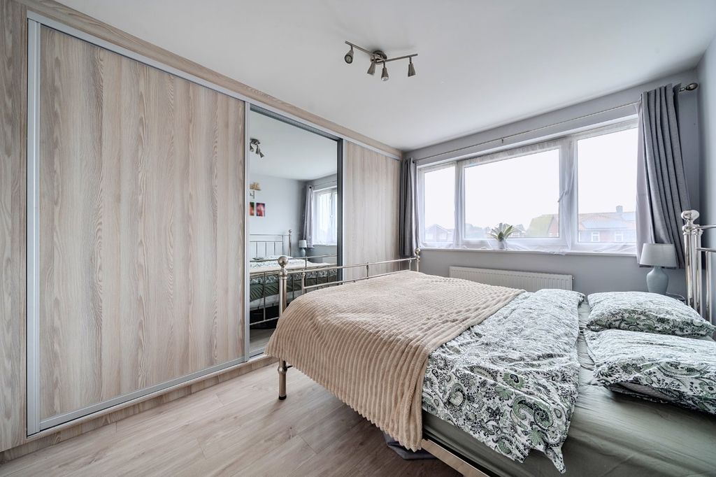 Additional image 6 of 3 bed semi-detached house for saleHurst Road, Near Burnham, Berkshire SL1