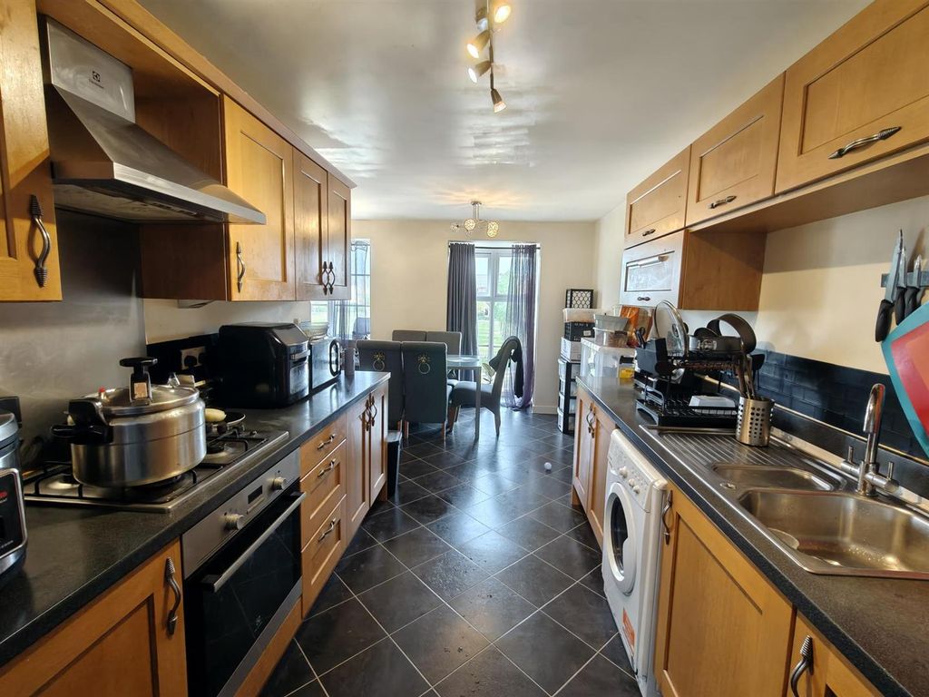 Additional image 2 of 4 bed terraced house to rentMolyneux Square, Hampton Vale, Peterborough PE7