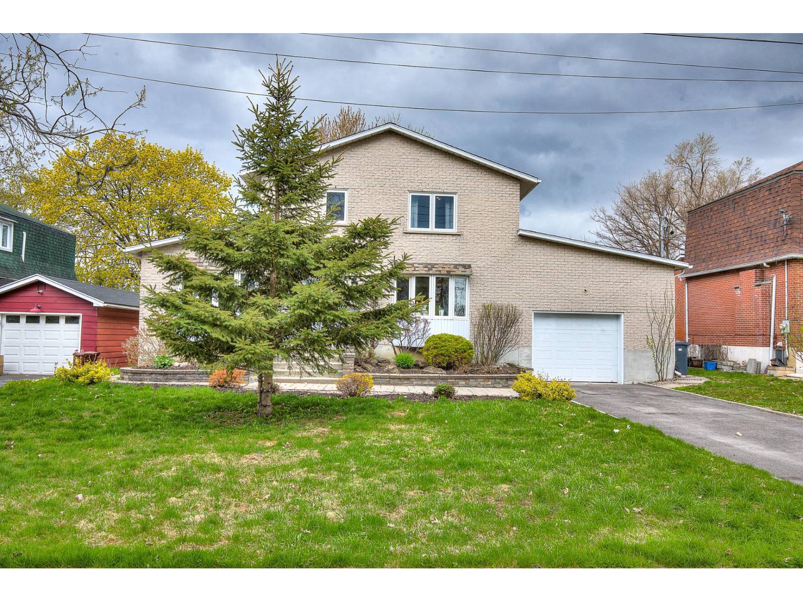 384 Av. Cloverdale