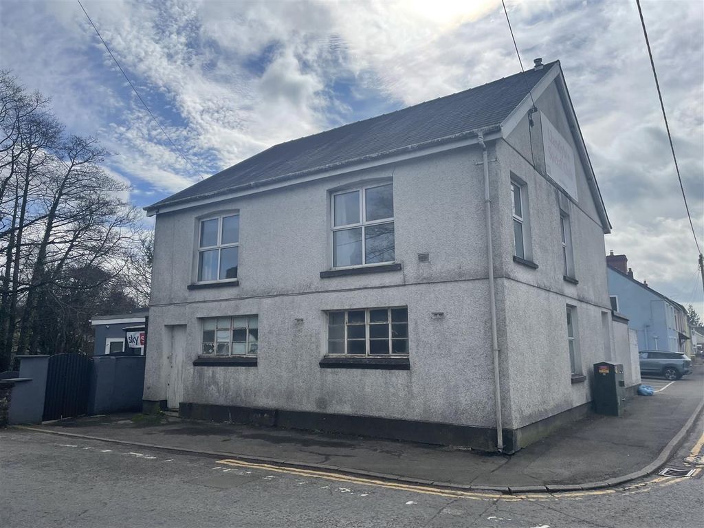 3 bed flat to rentCampbell Road, Llandybie, Ammanford SA18
