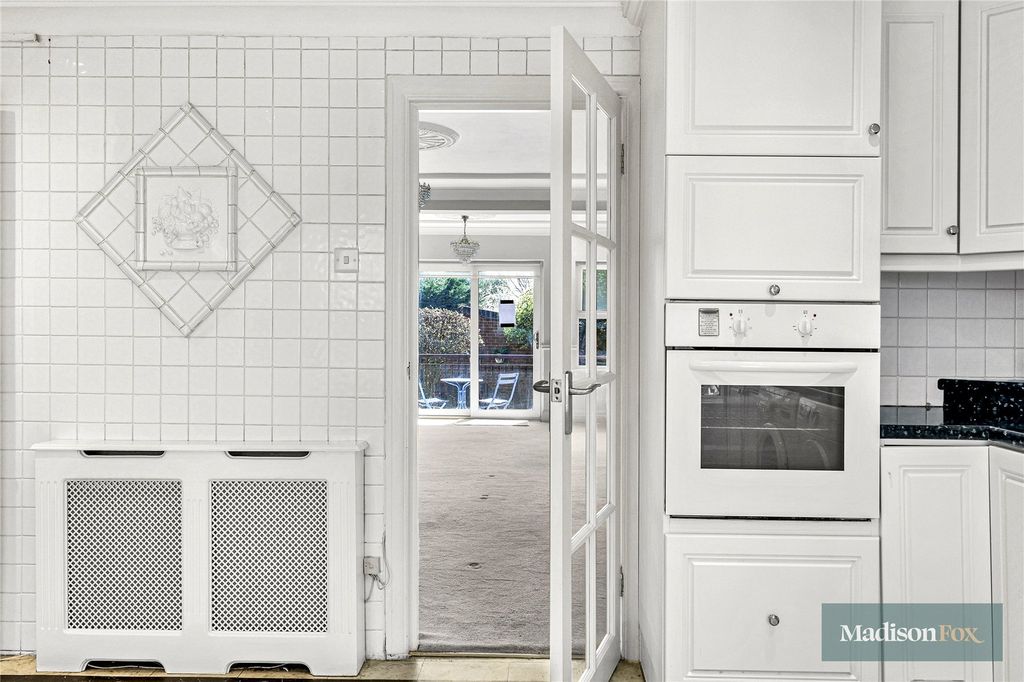 Additional image 14 of 3 bed flat for saleManor Road, Chigwell, Essex IG7