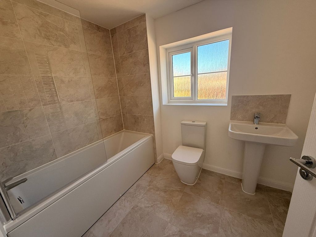 Additional image 12 of 4 bed detached house to rentCelandine Gardens, Priors Hall Park, Corby NN17