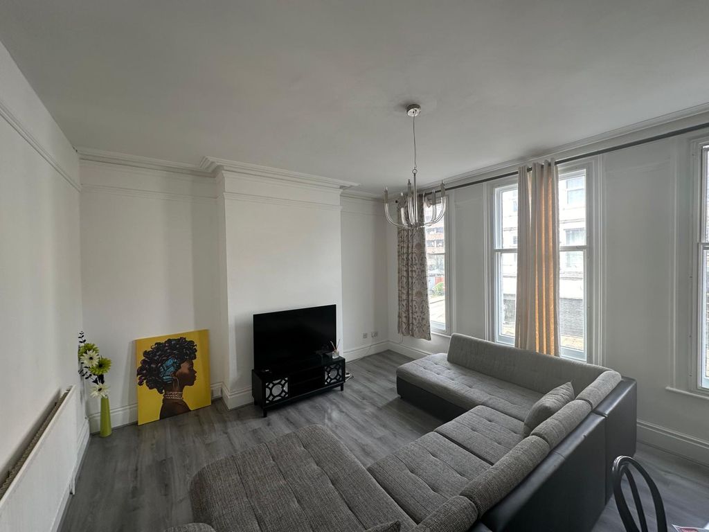 Additional image 6 of 2 bed flat to rentAbington Square, Northamptonshire NN1