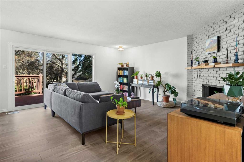 Additional image 4 of 20 Brampton Crescent SW, Calgary, AB, T2W 0Y4