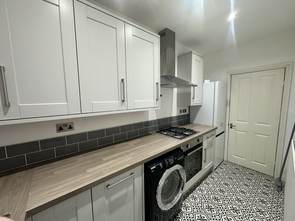 Additional image 3 of 2 bed flat to rentSt. Michaels Grove, Headingley, Leeds LS6