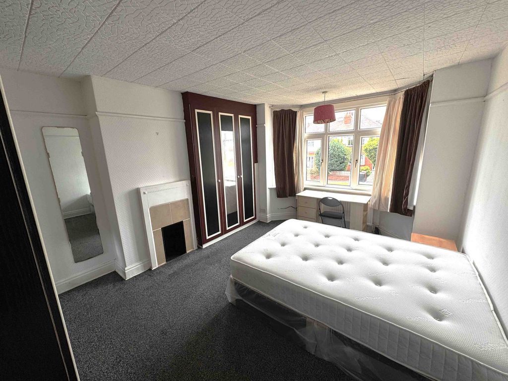 Additional image 2 of 4 bed semi-detached house to rentSt Annes Road, Headingley, Leeds LS6