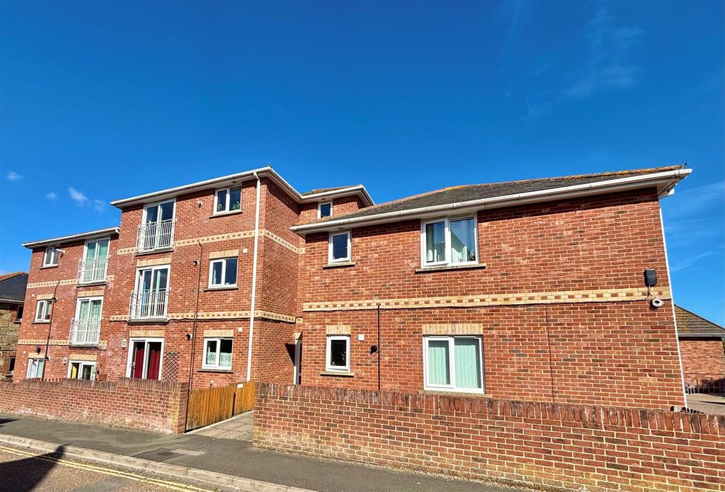 2 bed flat to rentBrooklands, Queens Road, Freshwater PO40