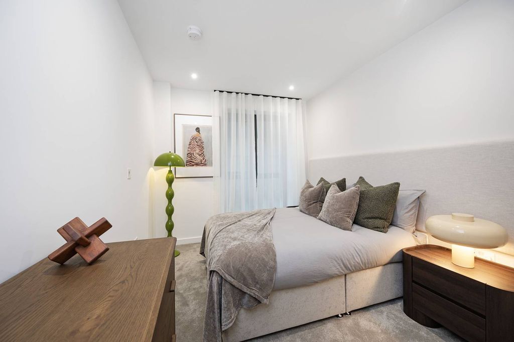 Additional image 4 of 3 bed flat for saleWoodberry Down, Finsbury Park N4