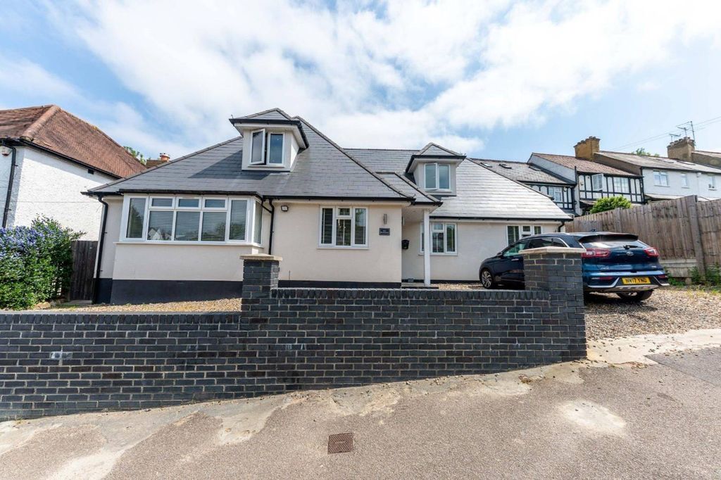 4 bed detached house to rentThe Bungalow WD23, Bushey