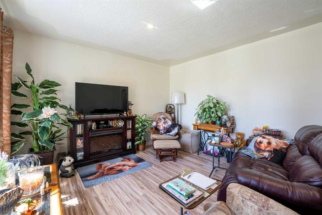 Additional image 3 of 734 4 Street S, Lethbridge, AB, T1J 2B1