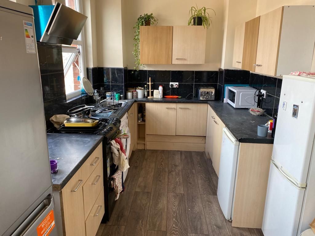 Additional image 3 of 6 bed flat to rentHyde Park Road, Leeds LS6