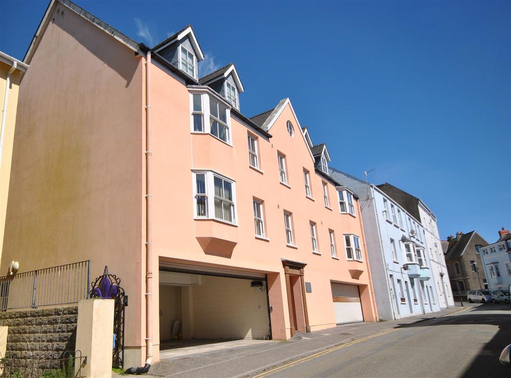 2 bed flat to rentWarren Street, Tenby SA70