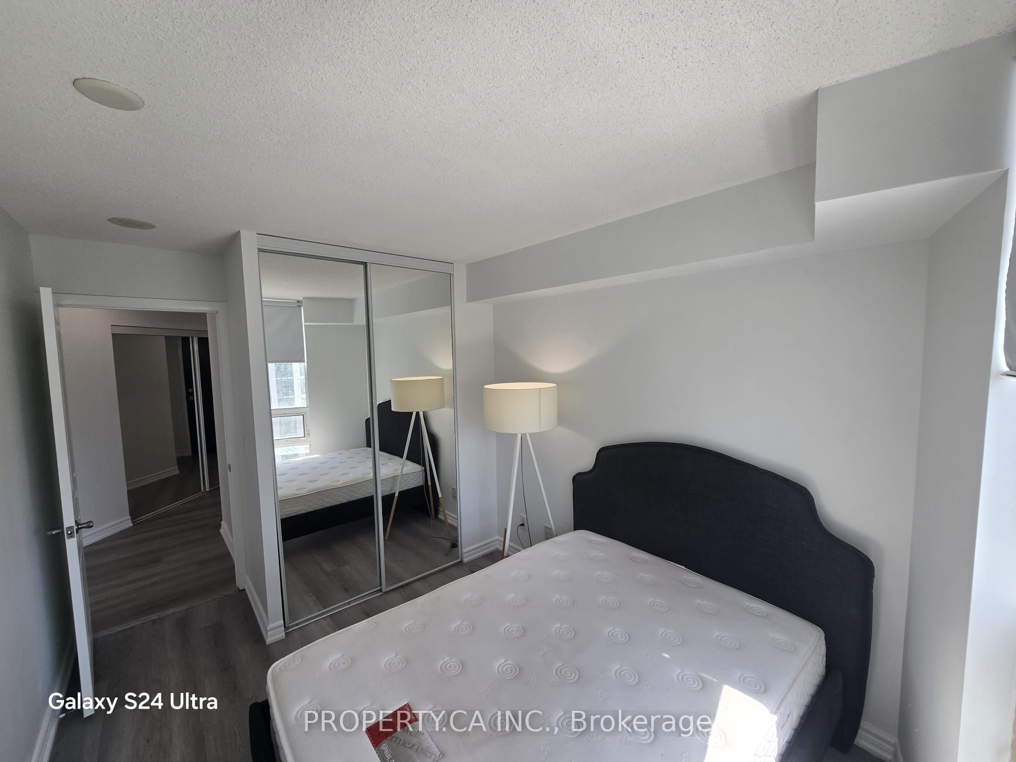 2811-18 Yonge Street, Toronto, ON, M5E 1Z8