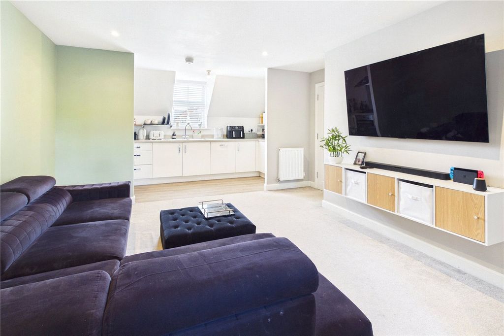 Additional image 3 of 2 bed flat to rentHutton Close, Newbury, Berkshire RG14