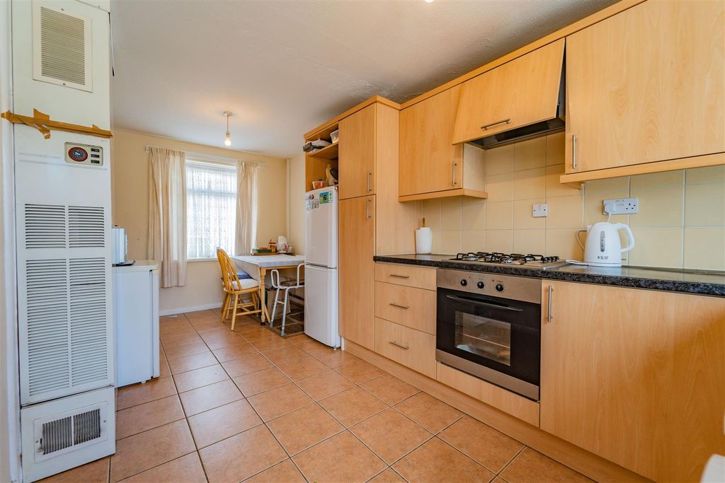 4 bed shared accommodation to rentVarden Croft, Birmingham, West Midlands B5 photo 4