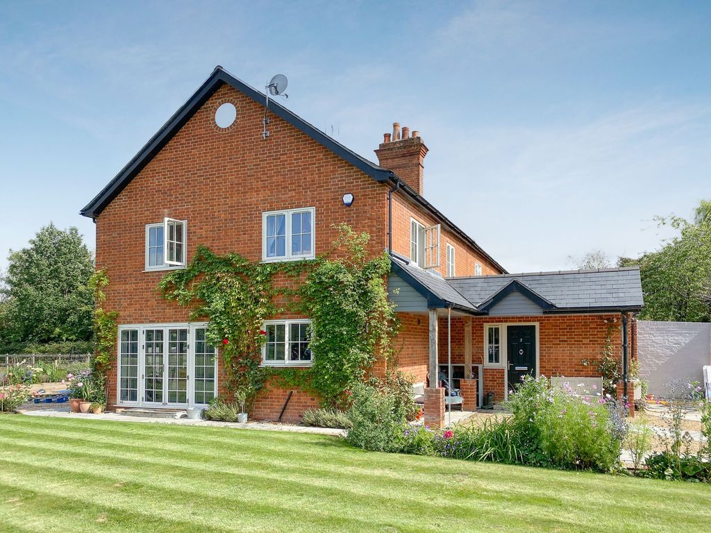 4 bed semi-detached house to rentParkers Lane, Maidens Green RG42