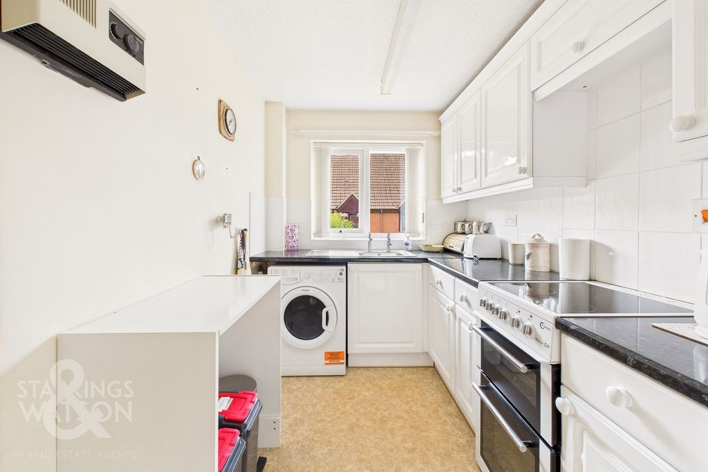 2 bed flat for saleParkside Court, Diss IP22 photo 3