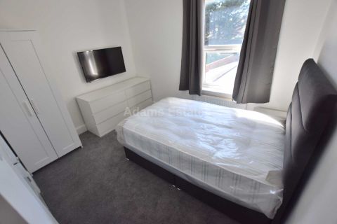 Room 3. Wokingham Road, Reading RG6, Room to rent