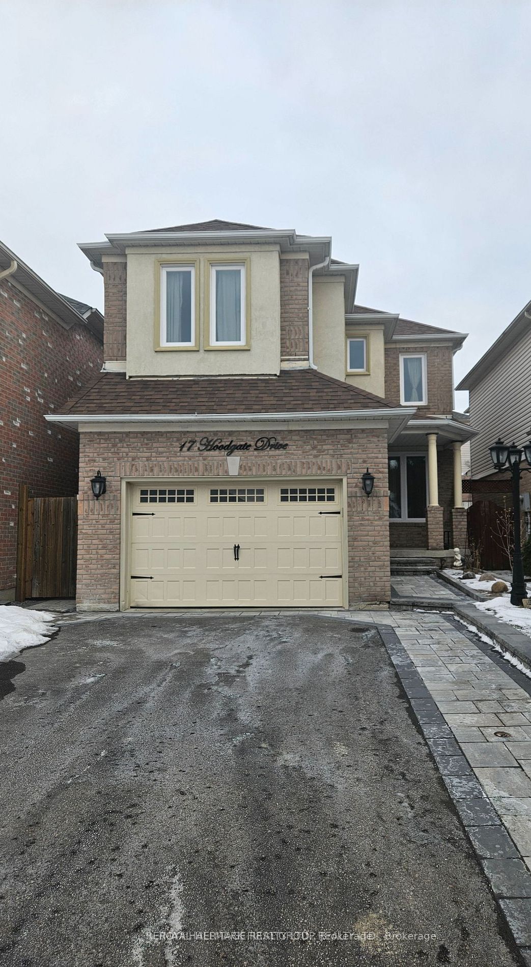 17 Hoodgate Drive, Whitby, ON, L1R 2M8