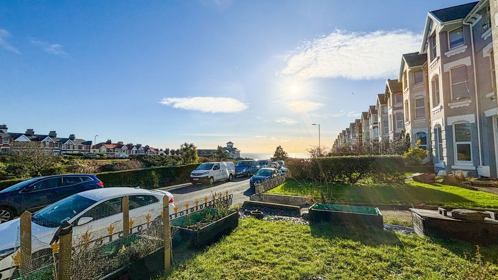 2 bed flat to rentApt. 1, 55 Royal Avenue West, Onchan IM3