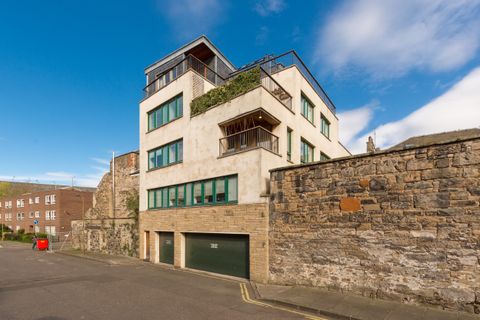 136/5 Constitution Street, Edinburgh EH6