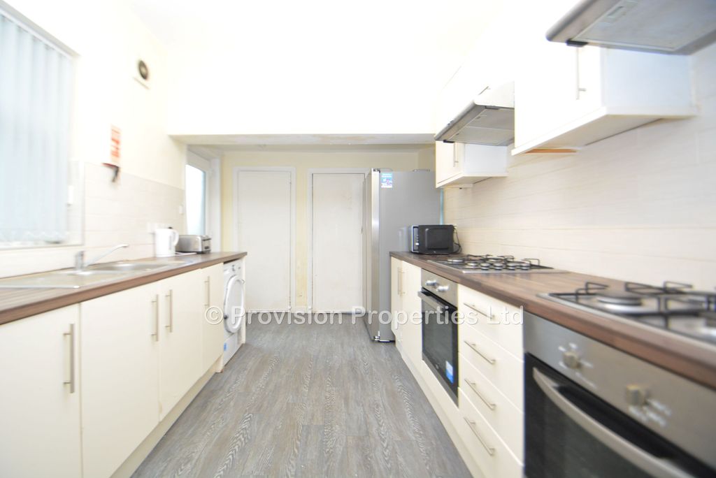 Additional image 2 of 7 bed semi-detached house to rentSt Michaels Lane, Headingley, Leeds LS6