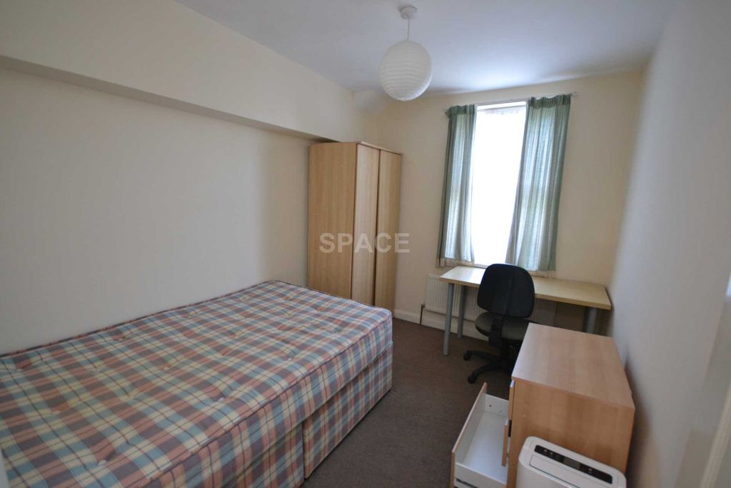 Additional image 7 of 6 bed terraced house to rentBishops Road, Reading, Berkshire RG6