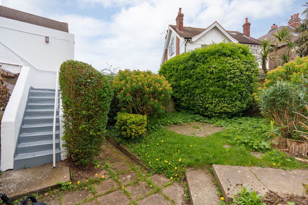 Additional image 2 of 6 bed flat to rentWilbury Crescent, Hove BN3