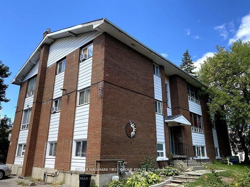 11 Fairbanks Street, Oshawa, ON, L1H 2L7